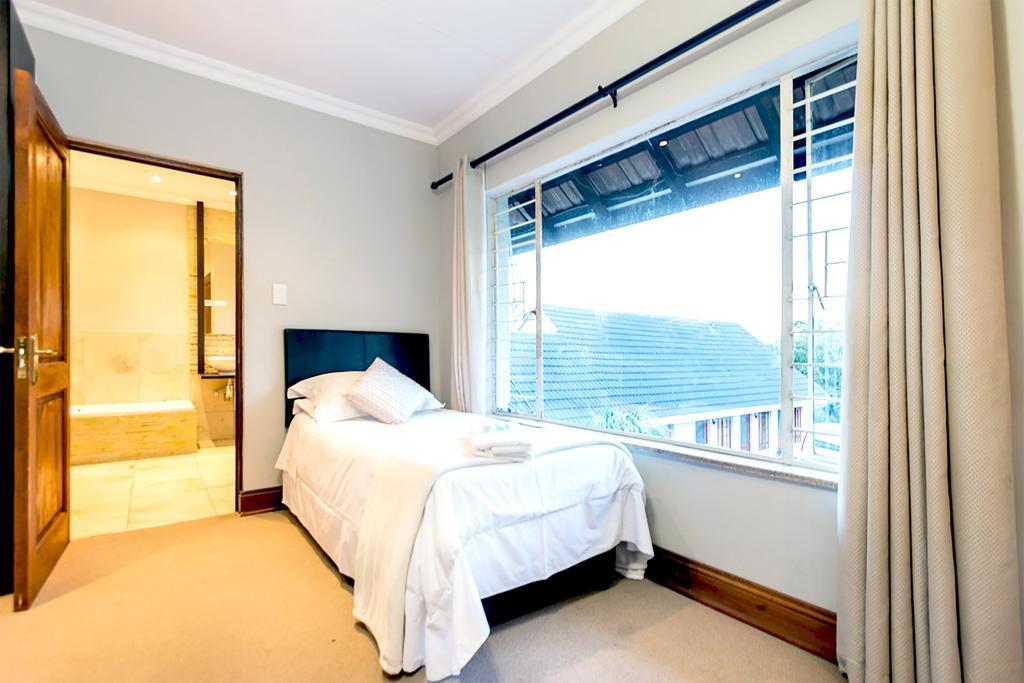 Or Tambo Guest House Kempton Park Exterior foto